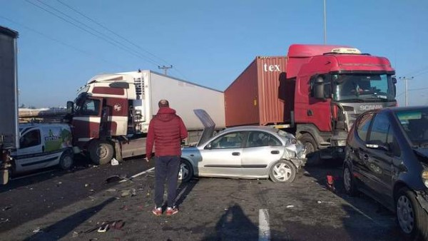 Απίστευτη καραμπόλα στην εθνική με πάνω από δέκα οχήματα