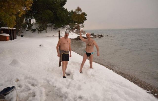 Οκτώ πράγματα που πρέπει να ξέρετε πριν βουτήξετε στα παγωμένα νερά
