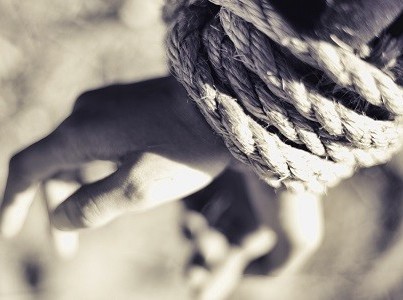 Πακιστανοί κρατούσαν δεμένο αστυνομικό στο διαμέρισμα τους