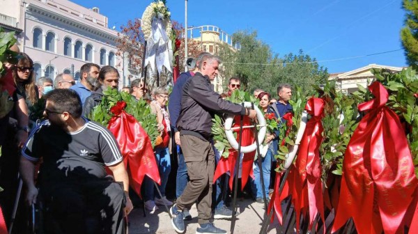 Οι εργαζόμενοι της ΦΑΜΑΡ κατέθεσαν στεφάνι για την επέτειο του Πολυτεχνείου