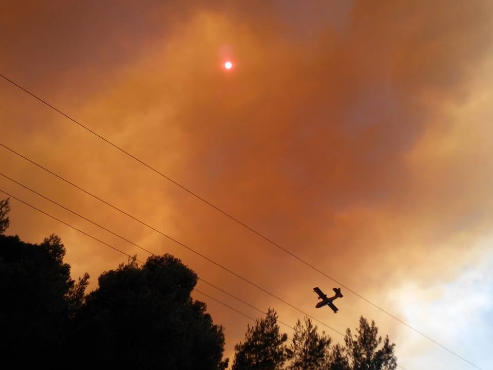Συνεχίζεται η μάχη με τις φλόγες στη Μακρυκάπα