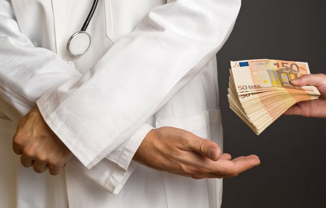 Συνελήφθη χειρουργός δημόσιου Νοσοκομείου για δωροληψία