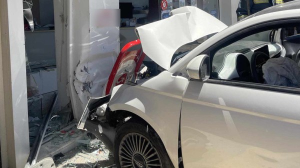 Αυτοκίνητο καρφώθηκε σε βιτρίνα καταστήματος (Video)