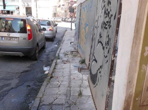 Κατεστραμμένο το πεζοδρόμιο στην οδό Προαστείου