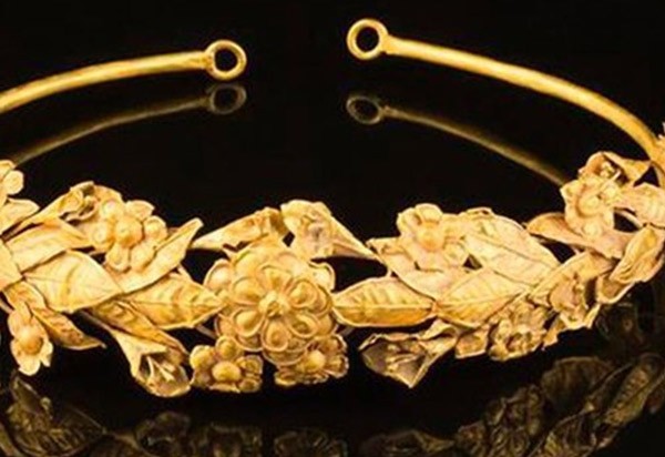 Είχε κάτω από το κρεβάτι του ένα αρχαίο ελληνικό στεφάνι χρυσού 2.300 ετών