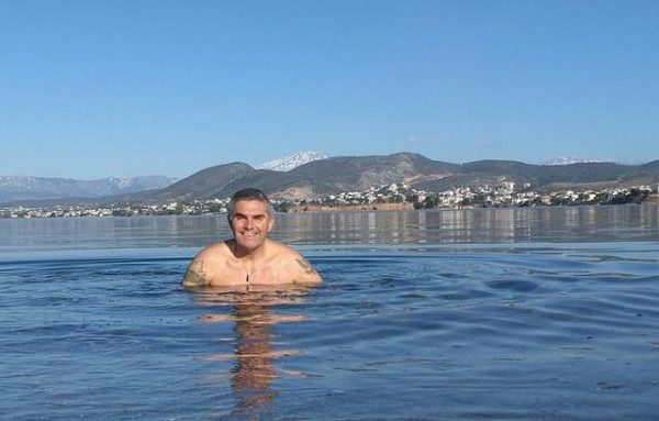 Ο Δημήτρης Βούρλος αντέχει το κρύο και στο βουνό και στη θάλασσα