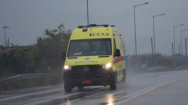 Τρένο συγκρούστηκε με αυτοκίνητο - Τραυματίστηκε ο οδηγός