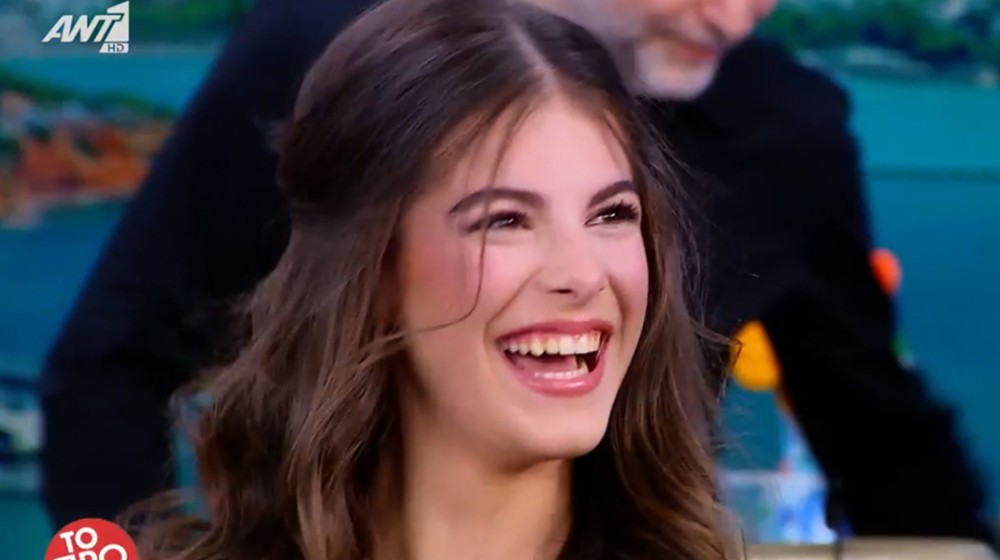 ΛΙΟΝΑ ΒΑΡΘΑΚΟΥΡΗ: Η εγγονή του Γιάννη Πάριου τραγούδησε για πρώτη φορά στην τηλεόραση (VIDEO)