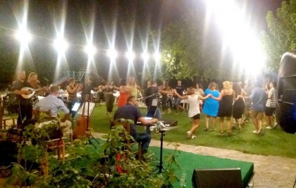 Χόρεψαν μέχρι τα ξημερώματα στο Θεολόγο (pics)