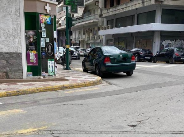 ΧΑΛΚΙΔΑ: Οδηγός παρκάρει παράνομα και το τερματίζει...