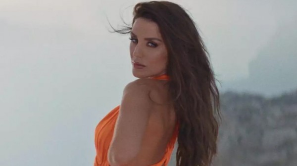 Τίποτα τυχαίο: Νέο hit μέσα στον Ιούλιο για την εντυπωσιακή Ιουλία (Video)