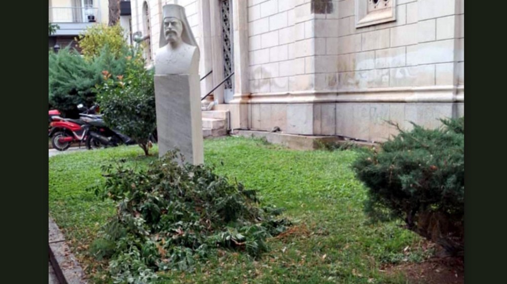ΧΑΛΚΙΔΑ: Οι γείτονες κλάδεψαν τα δένδρα και πέταξαν τα κλαδιά στο παρτέρι του Αγίου Νικολάου