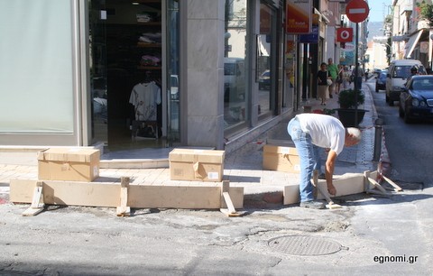 Ψηλώνουν το πεζοδρόμιο στη συμβολή των οδών Αβάντων και Αντωνίου