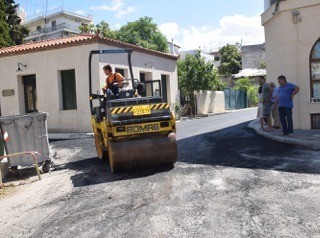 ΧΑΛΚΙΔΑ: Έπεσε άσφαλτος στην οδό Τζαβάρα
