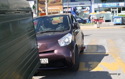 Παρκάρισμα πάνω σε διάβαση και κολονάκι