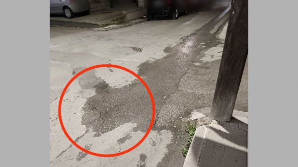 ΧΑΛΚΙΔΑ-ΚΑΤΑΓΓΕΛΙΑ: Τρέχει το νερό εδώ και μήνες στη διασταύρωση Γκορτζή και Σαμαρτζή