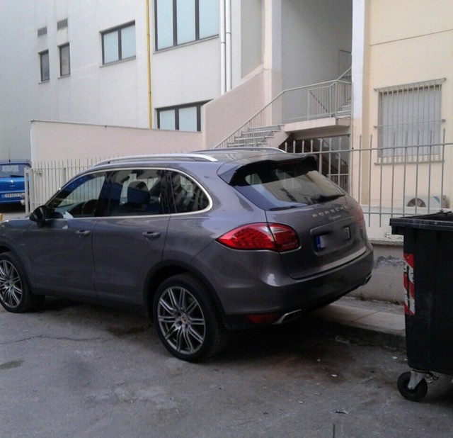 ΧΑΛΚΙΔΑ: Προκλητικό παρκάρισμα Πόρσε δίπλα σε ιδιωτικό parking