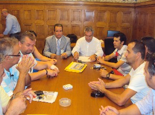 Στη Βουλή ταξιτζήδες της Χαλκίδας και εργάτες της ΛΑΡΚΟ