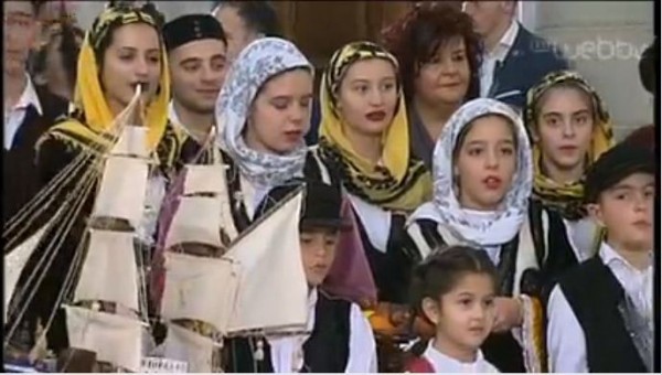 Παιδιά από την Ερέτρια και τη Λούτσα είπαν τα κάλαντα στον Πρωθυπουργό