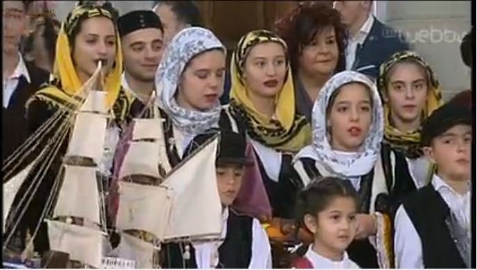 Παιδιά από την Ερέτρια και τη Λούτσα είπαν τα κάλαντα στον Πρωθυπουργό