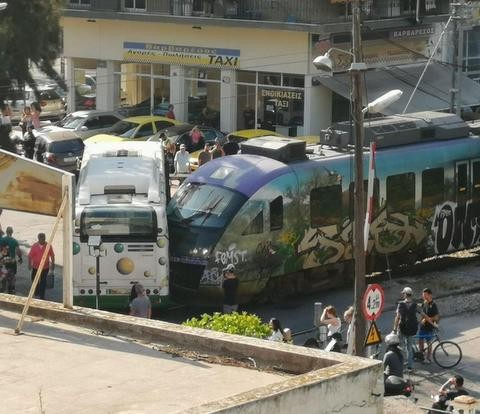 Συρμός του προαστιακού συγκρούστηκε με λεωφορείο στην Λιοσίων