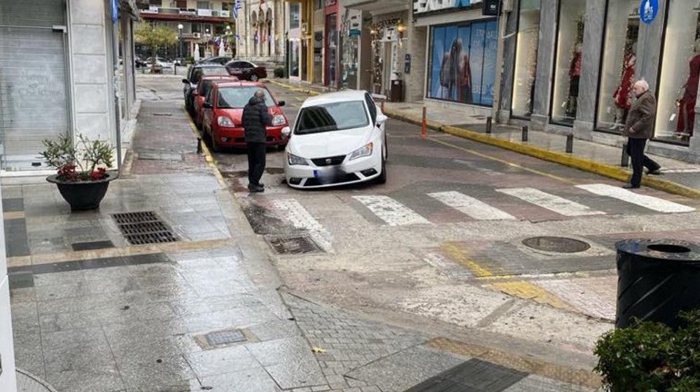 Αυτοκίνητο έπεσε σε λακκούβα στο κέντρο της Χαλκίδας και ακινητοποιήθηκε