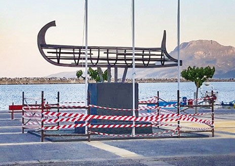 ΚΥΜΗ: Η τριήρης ...έπνιξε το άγαλμα του Αφανούς Ναύτη