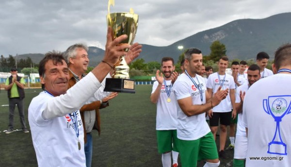ΑΠΚΟ ΔΡΟΣΙΑΣ: Σήκωσαν την κούπα κι άρχισαν ...μπάνια στη σαμπάνια