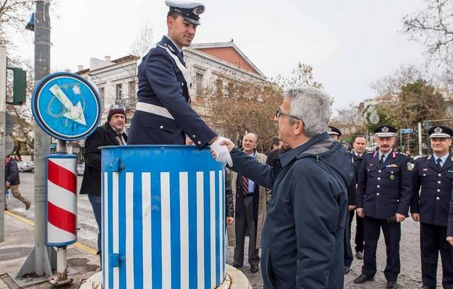 Ευχές και δώρα σε τροχονόμο από τον Δημήτρη Αναγνωστάκη