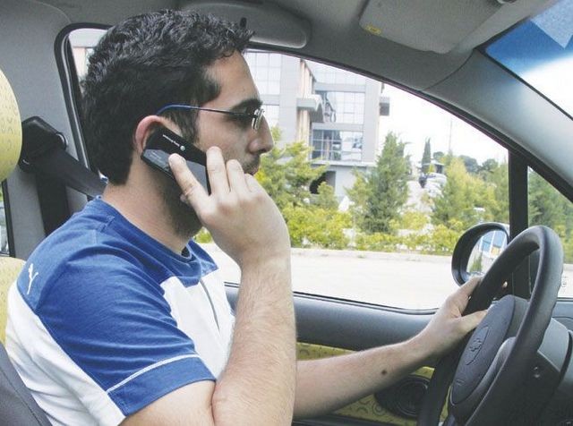 ΤΡΟΧΑΙΑ: Εκατοντάδες κλήσεις για χρήση κινητού και μη χρήση ζώνης ασφαλείας