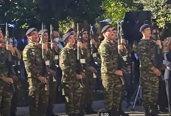 ΧΑΛΚΙΔΑ: Ρίγη συγκίνησης από τους στρατιώτες μας που ψέλνουν τον εθνικό ύμνο (video)