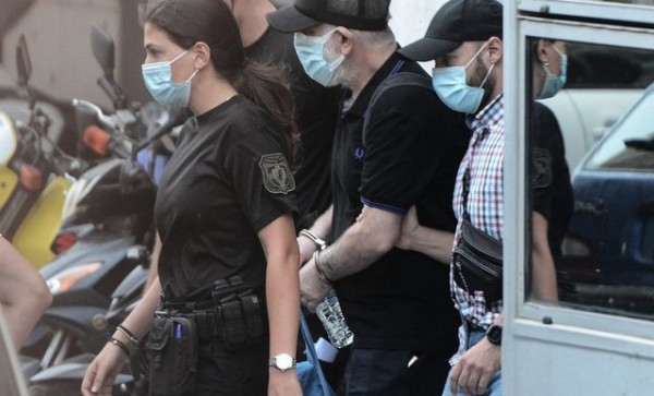 Με χειροπέδες ο Πέτρος Φιλιππίδης oδηγήθηκε στις φυλακές Τρίπολης (pics)