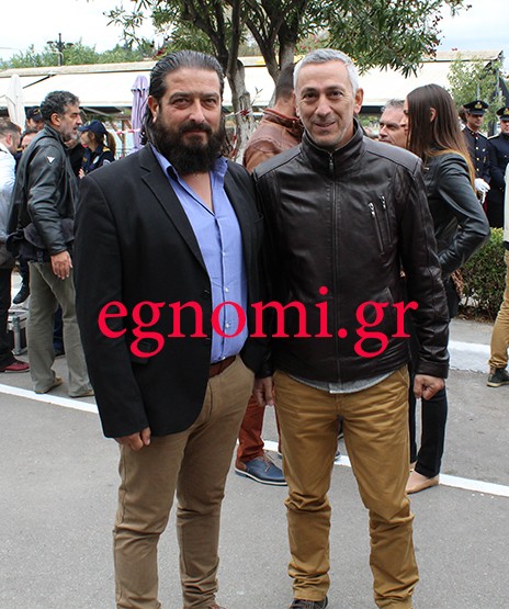 Θανάσης Καραντώνιας και Σταμάτης Τομαράς με casual ντύσιμο