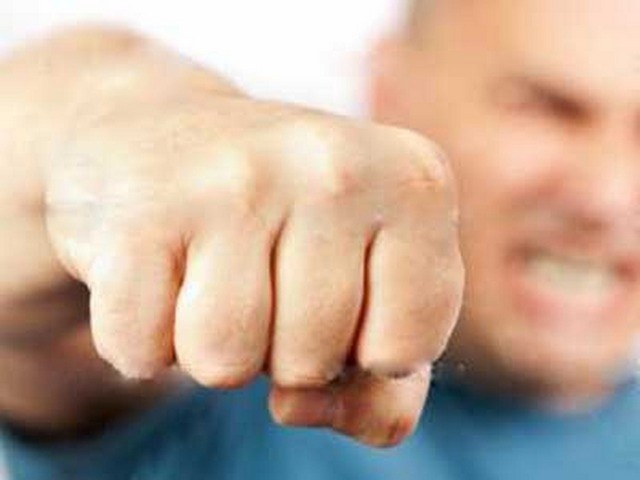 Έριξαν μπουνιές σε 31χρονο και του πήραν 9.000 ευρώ