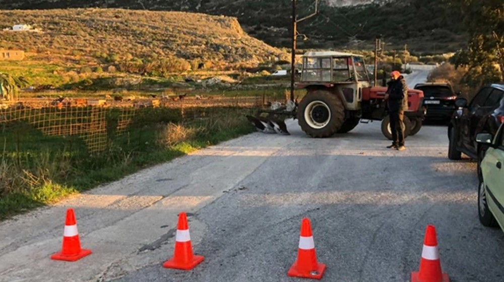 Αμοργός: Ο μοναδικός αγρότης με τρακτέρ στο νησί έστησε μπλόκο και έκλεισε τον δρόμο (VIDEO)