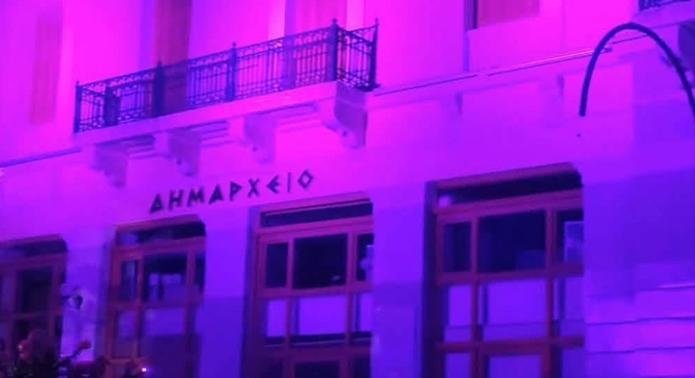 ΧΑΛΚΙΔΑ: Φωτίστηκε μωβ-ροζ το Δημαρχείο