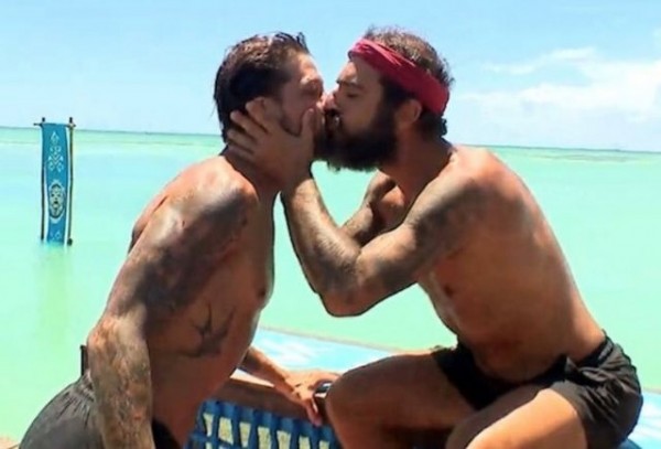 SURVIVOR: Ο Τριαντάφυλλος φίλησε στο στόμα τον Ηλία Μπόγδανο (VIDEO)