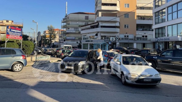 ΠΑΡΚΑΡΙΣΜΑ-ΕΠΟΣ ΣΤΗ ΧΑΛΚΙΔΑ: Γυναίκα άφησε το ΙΧ στη μέση του δρόμου