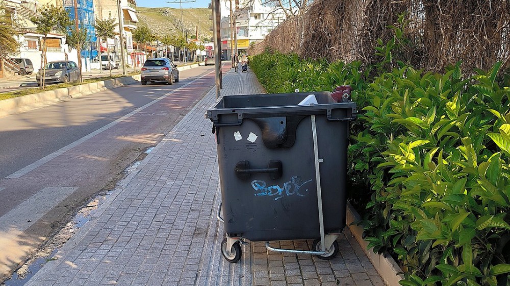 ΧΑΛΚΙΔΑ: Σε διάβαση τυφλών και μπροστά από διάβαση πεζών ...αδέσποτος κάδος