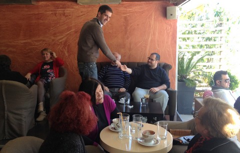 Χαιρετούρες στις καφετέριες από τον Μπακογιάννη