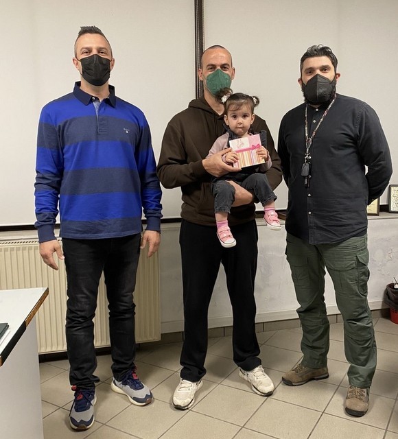 ΕΥΒΟΙΑ: Απέκτησαν παιδιά και πήραν επίδομα για πρώτη φορά από τους συναδέλφους δύο αστυνομικοί