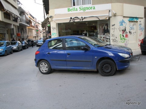 Διπλοπαρκάρισμα σε γωνία