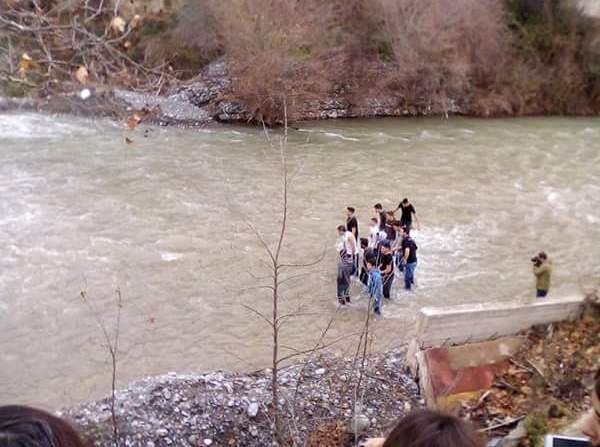 Έχασαν το σταυρό στο ποτάμι στο Μονόδρι