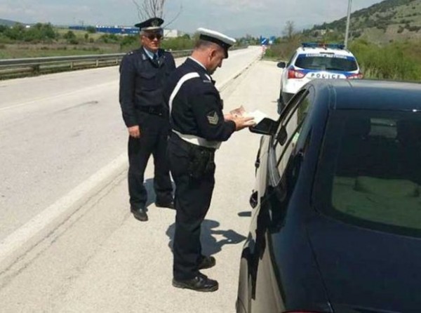 ΚΑΠΑΡΕΛΛΙ ΒΟΙΩΤΙΑΣ: Είχε στο αμάξι ένα γκλοπ και συνελήφθη