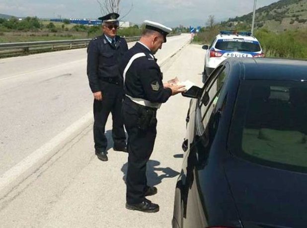 ΚΑΠΑΡΕΛΛΙ ΒΟΙΩΤΙΑΣ: Είχε στο αμάξι ένα γκλοπ και συνελήφθη