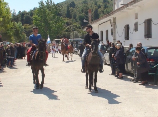 Καβαλάρηδες, πεζοναύτες, ευλογημένο φαγητό και χοροστάσι για τον Αη Γιώργη
