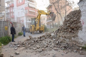 ΧΑΛΚΙΔΑ: Έπεσε το ερείπιο και άνοιξε ο δρόμος στην οδό Τζαβέλλα