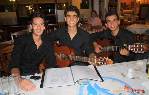 Μετά τα μαντολίνα γλέντι με κιθάρες στη Χαλκίδα