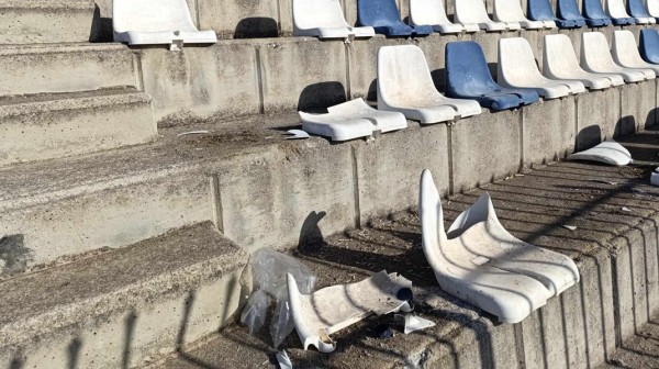 ΓΥΜΝΟ ΕΥΒΟΙΑ: Κάφροι έσπασαν καθίσματα στο γήπεδο του χωριού