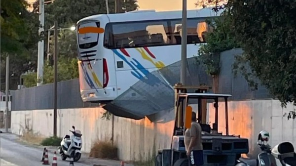 Λύθηκε το χειρόφρενο και πούλμαν κατέληξε πάνω σε φράχτη την ώρα που περνούσαν αυτοκίνητα